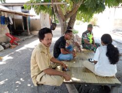 Jalin Keakraban, Babinsa Komsos Dengan Warga Desa Binaan