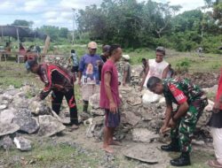 Babinsa Koramil 1511-01/Tiakur, bersama Warga Karya Bakti di Gereja Katolik