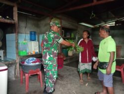 Babinsa Desa Tomlipat Masuk Dapur Warga, Sebagai Wujud Peduli Pada Masyarakat