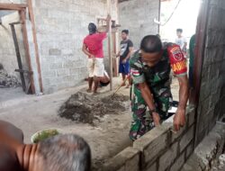 Ringankan Beban Warga, Babinsa-02/P.Masela Bantu Bangun Rumah Warga