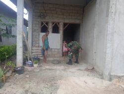 Giat Karya Bakti, Babinsa Bantu Plester Dinding Rumah Warga di Wilayah Binaan