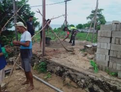 Babinsa Desa Batumiau, Bantu Warga Bagun Tempat Jualan