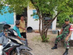 Komsos ke Desa Binaan, Babinsa Himbau Warga Nelayan Waspadai Cuaca Buruk