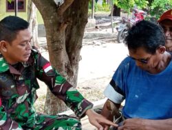 Giat Komsos, Babinsa Ingatkan Warga Perbaiki Lutur Yang Roboh