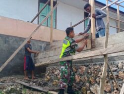 Atasi Kesulitan Rakyat, Babinsa Bantu Bangun Rumah Warga