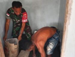 Lewat Karbak, Babinsa Bantu Pasang Keramil Kamar Mandi Warga