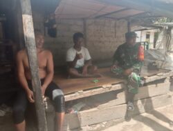 Bentuk Keakraban, Babinsa Sambangi Warga Giat Komsos