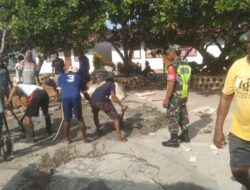 Permudah Akses Jalan, Babinsa Desa Ilwaki Bersama Warga Gotong-Royong Bangun Jalan Setapak
