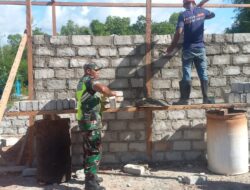 Manunggal Dengan Rakyat, Babinsa Bantu Bangun Rumah Warga Binaan