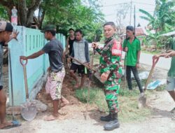 Ringankan Beban Warga Binaan, Babinsa Bantu Pasang Pipa Air Bersih