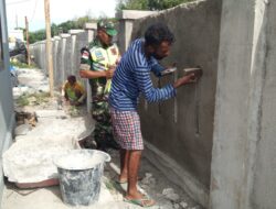 Babinsa Bersama Warga Gotong Royong, Plester Pagar Pelabuhan