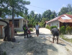 Melalui Karya bakti, Babinsa Bantu Warga Cor Jalan Rabat