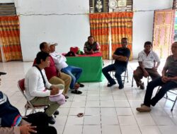 Bagun Sinergritas Dengan Perangkat Desa Dan Tokoh Adat, Babinsa Giat Komsos