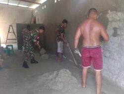 Babinsa Desa Letoda, Bantu Warga Plester Dinding Rumah