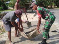 Bangun Keakraban, Babinsa-05/Wonreli Bantu Pembuatan Pondasi Rumah Warga Binaan