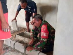 Demi Bantu Warga, Babinsa-01/Tiakur, Susun Batako Pembagunan Rumah