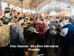 Masyarakat Kota Manado Antusias Sambut Kedatangan Presiden Jokowi