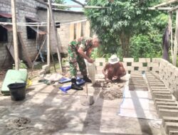 Giat Karbak, Babinsa Turun Ke Wilaya Binaan Bantu Warga Cetak Batako