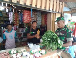 Babinsa Koramil 1511-03/Tepa Masuk Dapur Bantu Warga
