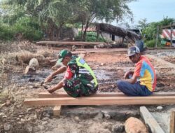 Peduli Dengan Rakyat, Babinsa Bantu Bagun Rumah Warga Binaan