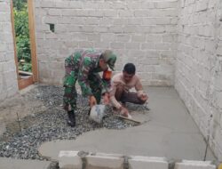Sebagai Bentuk Kepedulian TNI, Babinsa Bantu Cor Lantai Rumah Warga Binaan