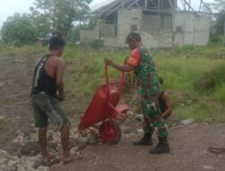 Babinsa Desa Serili Giat kerja bakti angkat batu dengan warga binaan