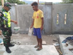 Giat Karbak, Babinsa Bantu Warga Plamir Dermaga Pelabuhan Desa Ilwaki