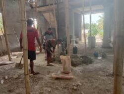 Babinsa Karya Bakti Bersama Warga Binaan, Babinsa Bantu Plester Dinding Rumah Ibadah