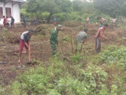 Babinsa Bersama Warga Gotong Royong Bersihkan Halaman Gedung Ternak