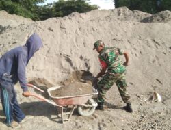 Babinsa-06/Wetar Giat Karbak, Bantu Warga Binaan Angkat Matrial Pasir