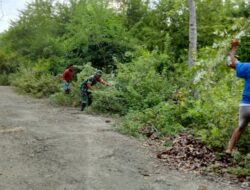 Babinsa Bersama Warga Binaan Gotong Royong Bersihkan Kiri-Kanan Bahu Jalan