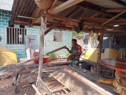 Ringankan Beban, Babinsa Bantu Warga Buat Kosen Pintu Rumah