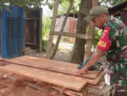Babinsa desa mahaleta giat karbak, Bantu Warga Sekap Kayu Untuk Kusen Jendela Rumah