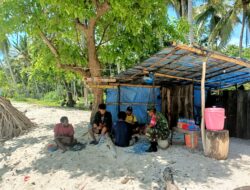 Babinsa Laksanakan Komsos Dengan Nelayan Di Wilayah Binaan