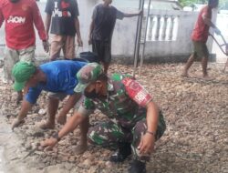 Babinsa Koramil 1511-05/Wonreli, Ikut Bantu Pengerjaan Cor Lantai