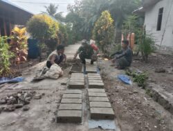 Babinsa Koramil 1511-03/Tepa, Karbak Bantu Warga Cetak Batako