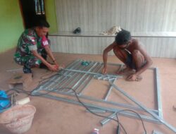 Wujut Nyata, Babinsa Karbak Bantu Warga Buat Pagar Besi