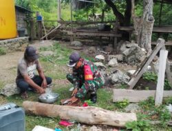 Babinsa Koramil 1511-01/Tiakur, Masuk Dapur Bantu Warga