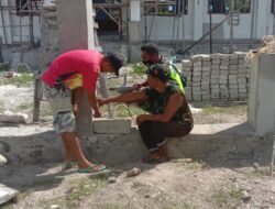 Giat Karbak, Babins-02/P.Masela Bantu Warga Bangun Pagar
