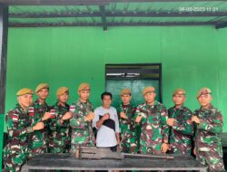 Warga Wangeotak Sukarela Serahkan Senjata Api Kepada Satgas Pamrahwan Yonarhanud 3/YBY