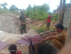 Di Tengah Kesibukan, Babinsa Bantu Bangun Rumah Warga