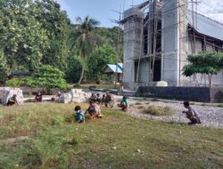 Babinsa Bersama Warga Giat Karbak Pembersihan Halaman Gereja EVRATA