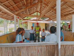 Peduli Pendidikan, Babinsa Bantu Mengajar Murid SMP