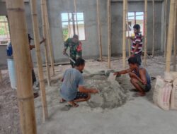Manungal Bersama Rakyat, Babinsa Bantu Warga jemaat Plester Bagunan Gereja EVRATA
