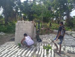 Tingkatkan Manunggal Dengan Rakyat, Babinsa Bantu warga Cetak Batako
