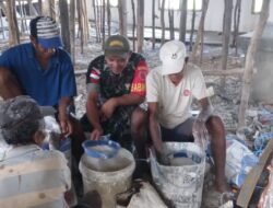 Babinsa-03/Tepa, Bantu Warga Dalam Pemasangan Plafon Gedung Gereja