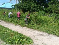 Babinsa Bersama Warga Desa Moain, Gotong Royong Bersihkan Jalan Setapak
