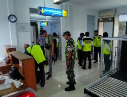 Jalin Silaturrahmi, Babinsa Desa Pur-Pura Komsos Dengan Petugas Bandara Jhon Bakker