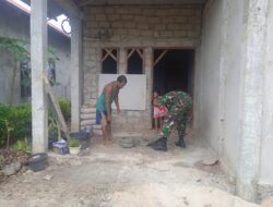Warga Bangun Rumah, Babinsa Bantu Aduk Semen