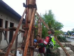 Babinsa Karbak, Bantu Warga Pembuatan Teras Rumah
